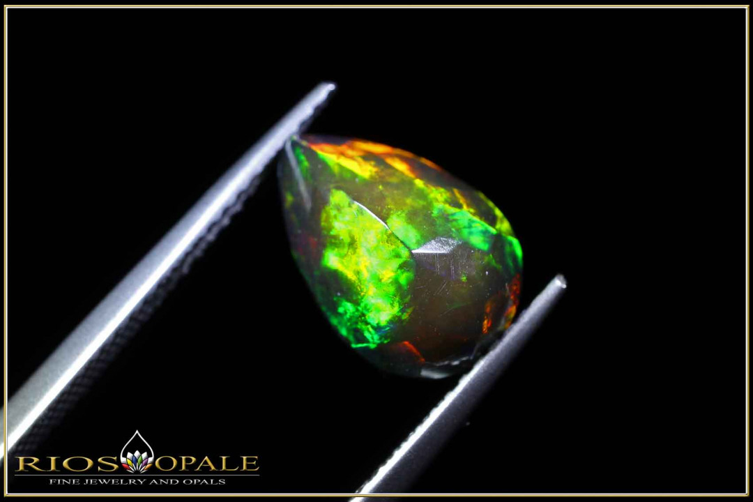 Welo Opal facettiert im Tropfenschliff - 2,12ct - smoked