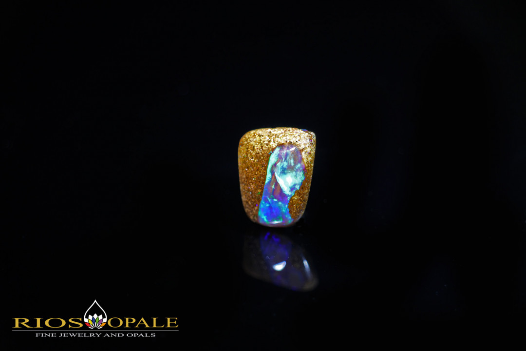 Helle Flashes in blau und grün - 4,82ct Jundah Pipe Wood Opal