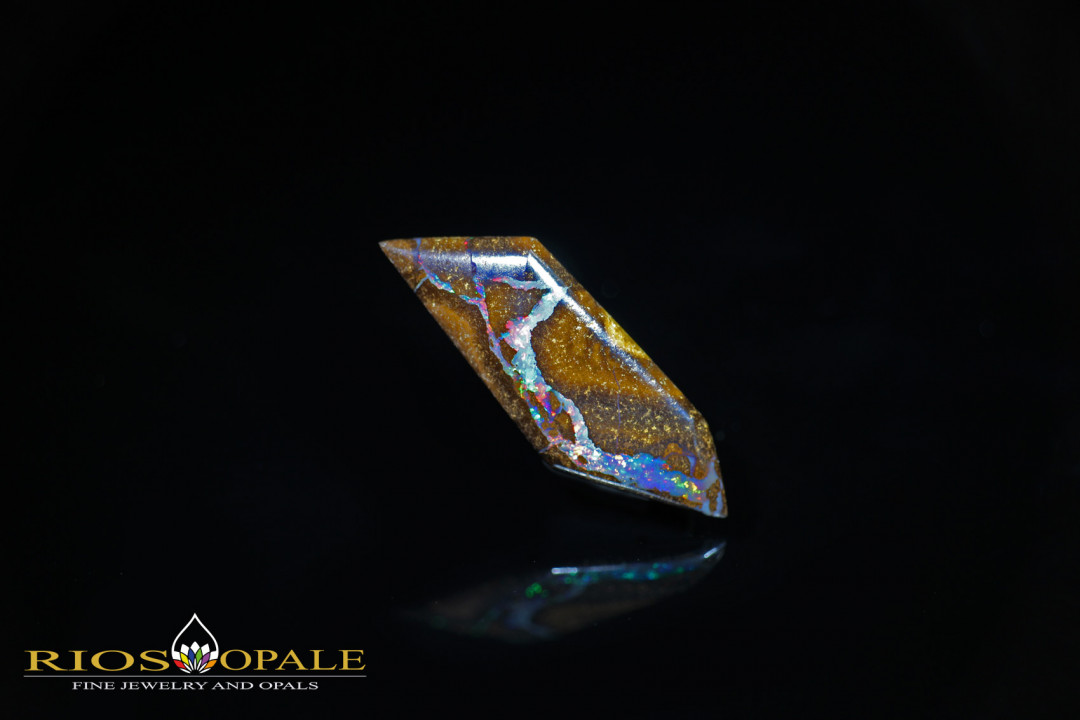 Ungewöhnlicher, hell in rot und grün schimmernder Yowah Boulder Opal mit 6,00ct